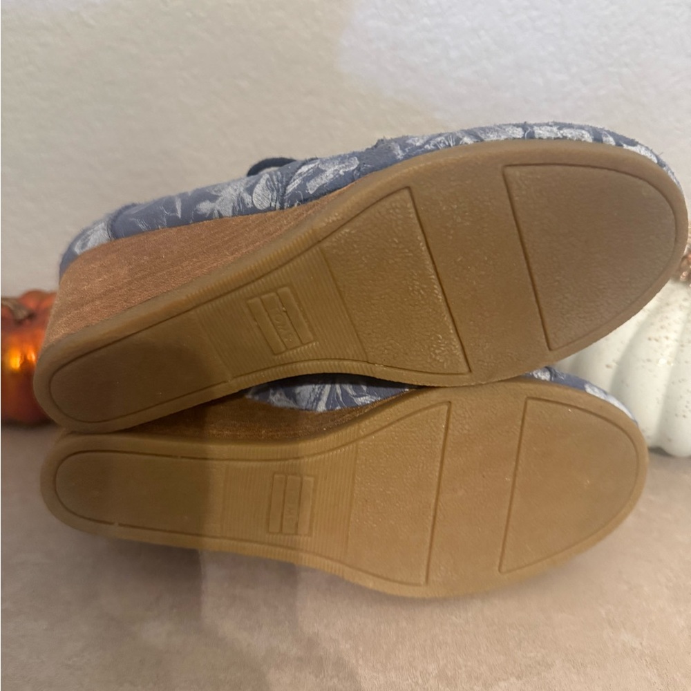 Toms Blue and White Floral Wedge  Ankle Booties - Picture 4 of 5